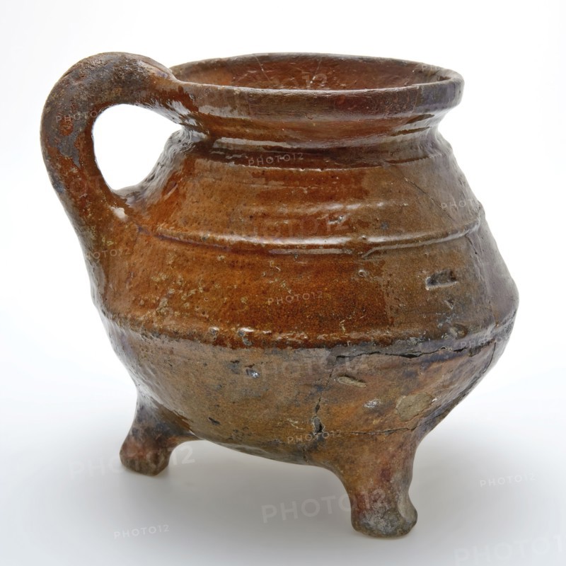 Cooking jug, grape-model of red earthenware on three legs, sausage ear, glazed, ridges around the shoulder, grape cooking pot