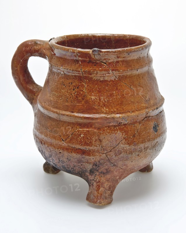 Pottery cooking jug on three legs, one ear, pear-shaped with two ridges over the side wall, grape cooking pot crockery holder