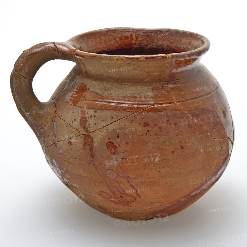 Pottery room comfort on curved floor with upright sausage ear and groove over the shoulder, pot holder sanitary soil find