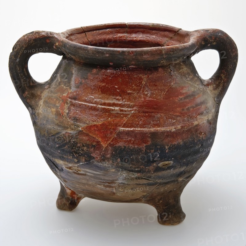 Large earthenware grape on three legs, two sausage ears, pouch model with coarse turnings, grape cooking pot tableware holder