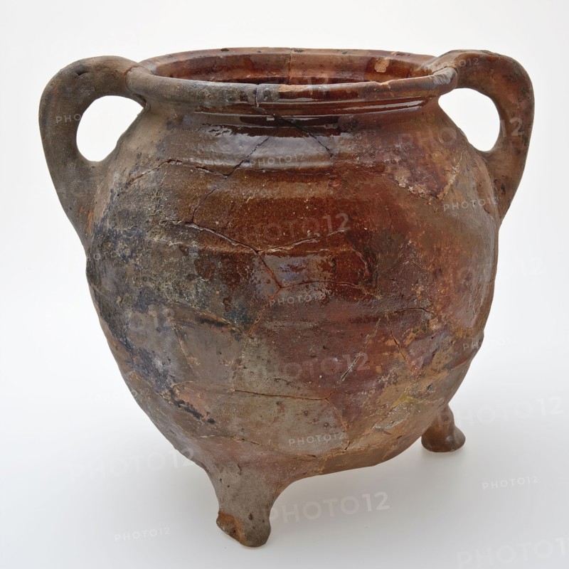 Large pottery grape on three legs, two sausage ears, ovoid with four ribs over the belly, grape cooking pot crockery holder