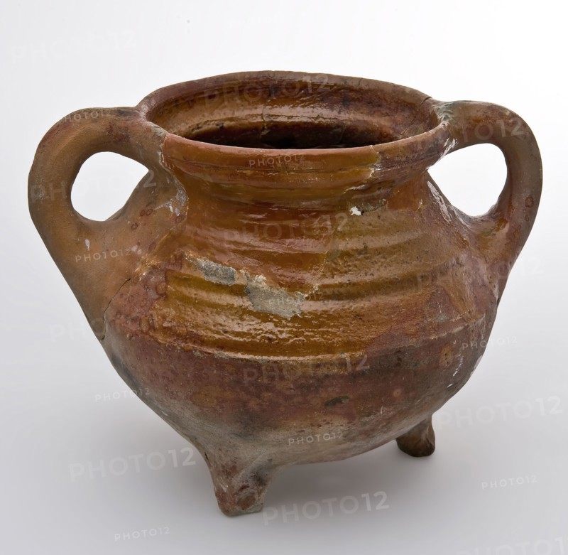 Pottery grape on three legs, two sausage rolls, sparingly glazed, five holes in the bottom, colander sieve grape cooking pot