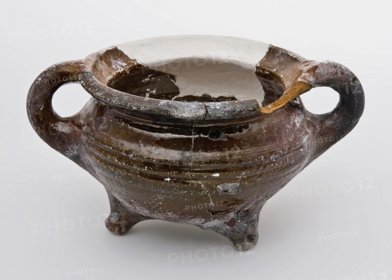 Pottery grape on three legs, two sausage ears, low and wide model, grape cooking pot crockery holder kitchen utensils