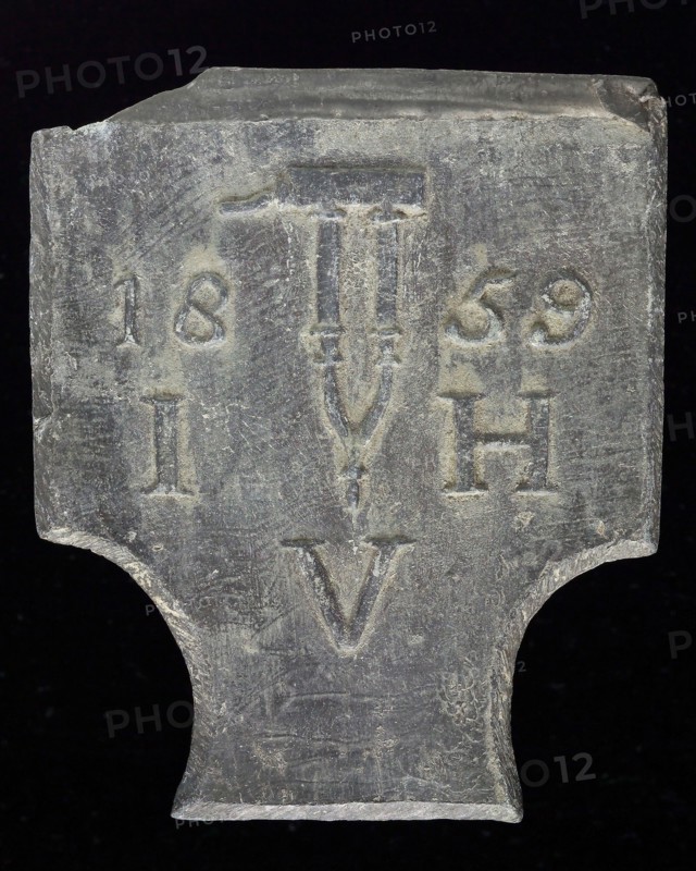 J.H. Voorendijk, Roof bonnet, shield-shaped cover plate with 1859, initials IVH and water pump, plummet lead metal h 10.0