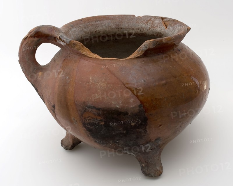 Pottery cooking jug on three legs, convex and stocky model, smooth finish, ear and pouring lip, cooking pot crockery holder