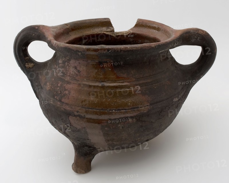 Pottery grape on three legs, two profiled sausage ears, ribs over the shoulder, grape cooking pot tableware holder kitchenware