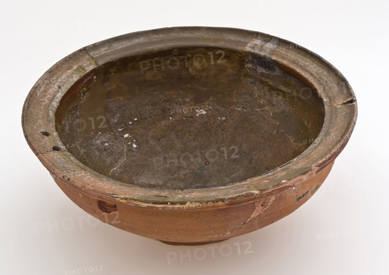 Pottery comes on stand ring, girth under the edge, two holes in the edge, bowl baking utensils earthenware ceramics earthenware