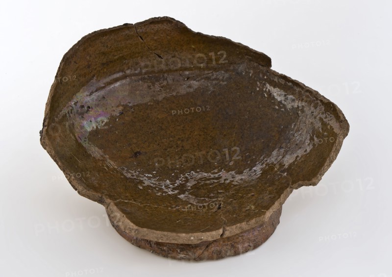 Fragment of room comfort on stand, completely glazed, pot holder sanitary earthenware ceramic earthenware glaze lead glaze, ring