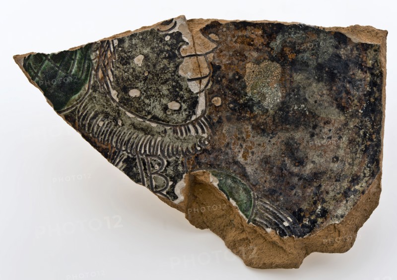 Fragment of dish on stand surface, Werra, decorated in sgraffito and sludge technique, dish plate bowl bowl dishware holder soil