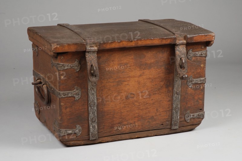 Oak box, coffin cupboard furniture furniture interior design wood oak wood, approx. 22 kg Oak chest with on the outside band
