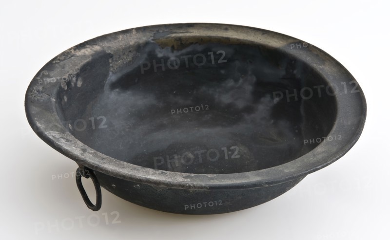 Gerrit van Kessel?, Deep tin plate with curved bottom, hanging ring under the rim, marked, plate dish crockery holder soil find
