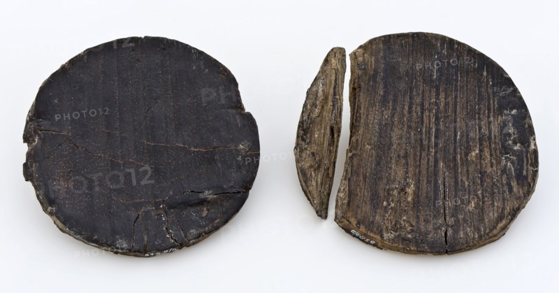 Round wooden lid and bottom of chip box, lid closure part holder soil find wood d 0.8, sawn turned Wood cover and bottom of chip