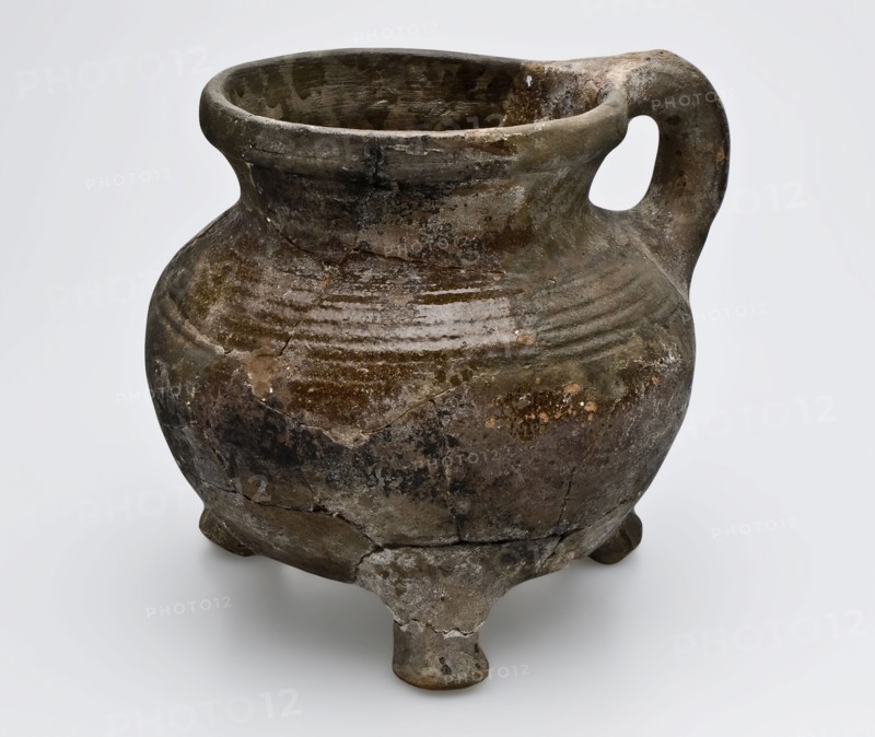 Pottery cooking jug, grapemodel, on three legs with one standing sausage ear, grape cooking pot tableware holder kitchenware