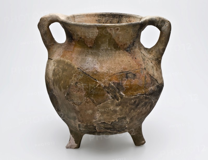 Pottery grape on three legs, funnel neck and two hook ears, sparing glaze, grape cooking pot tableware holder utensils