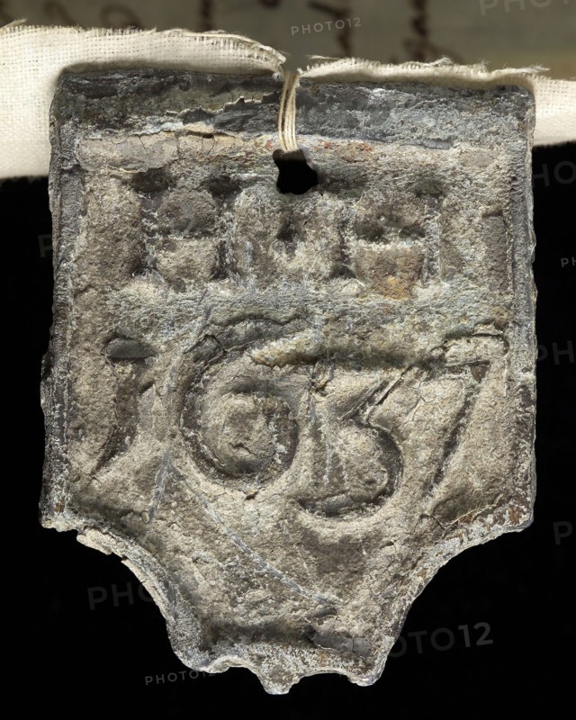HH, Roof lead, shield-shaped cover plate with 1637, initials HH and text label, braiding lead mark lead metal linen? h 5,7