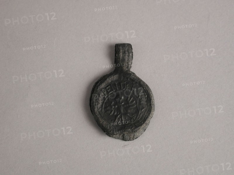 Sheet of cloth with text from Neuruppin, subprocessor lead pinned-red cloth seal hallmark ground find lead metal, Cloth bobbin