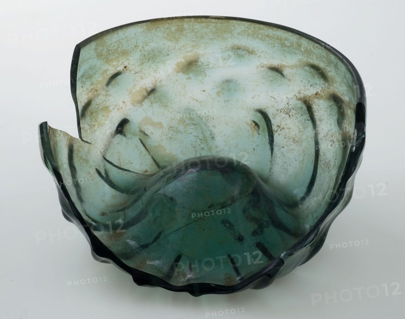 Fragment of low drinking glass with crossed rib pattern, maigelein, maigelein drinking glass drinking utensils tableware holder
