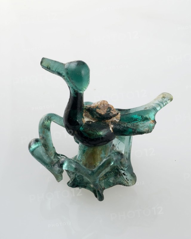 Fragment handle of lid drinking glass in the form of duck on nest, lid closure drinking glass drinking utensils tableware holder