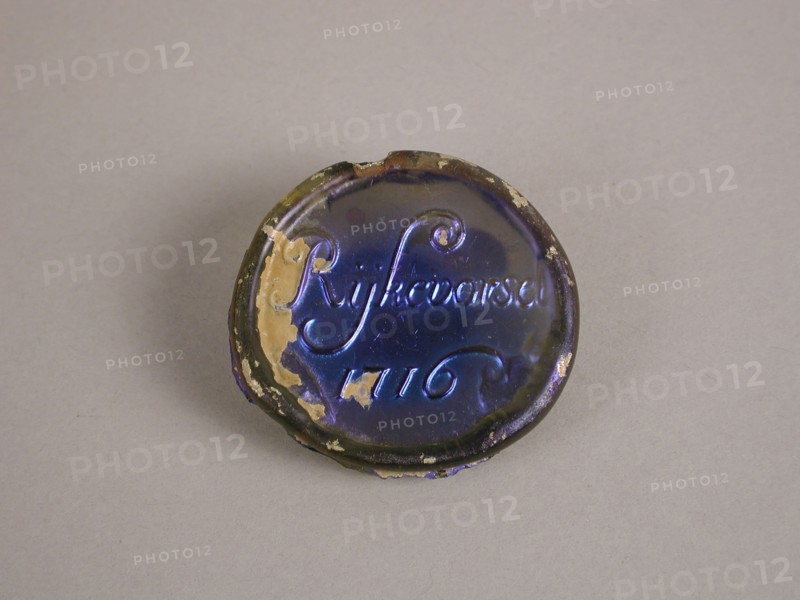 Glass seal with Rijkevorsel 1716, seal bottle holder soil find glass forest glass, free blown stamped Glass seal with text