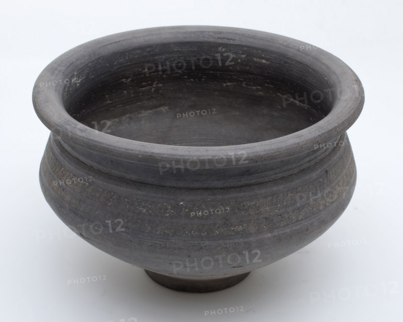 Earthenware pot with wide top edge and very small stand, terra nigra, decorated with grooves, pot holder soil found ceramic