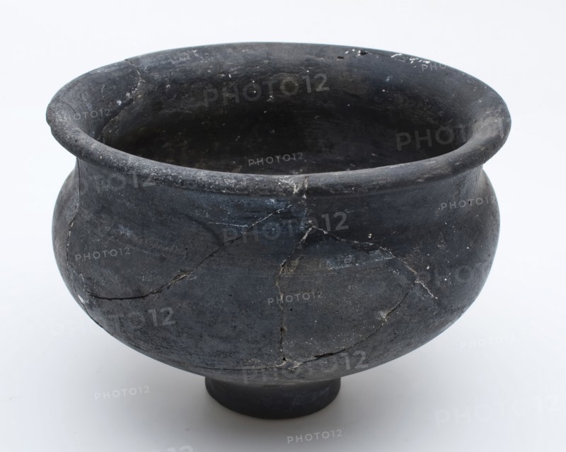 Earthenware pot with wide top edge and very small stand, terra nigra, pot holder earthenware ceramic pottery, hand-turned baked