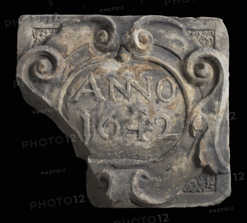 Facing brick with text in 1642 in cartouche, facing stone sculpture sculpture building component stone, sculpted rectangular