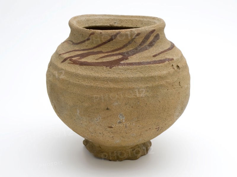 Pingsdorf ball pot on small foot, brownish part with strings of lace paint, kogelpot kitchenware soil find ceramic earthenware