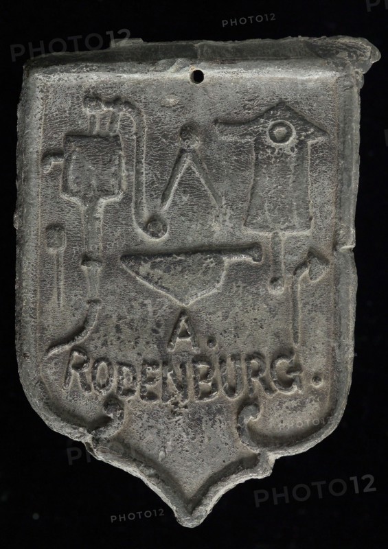 A. Rodenburg, Roof bonnet, shield-shaped cover plate with . Rodenburg and various guide tools, Barrier lead hallmark metal lead