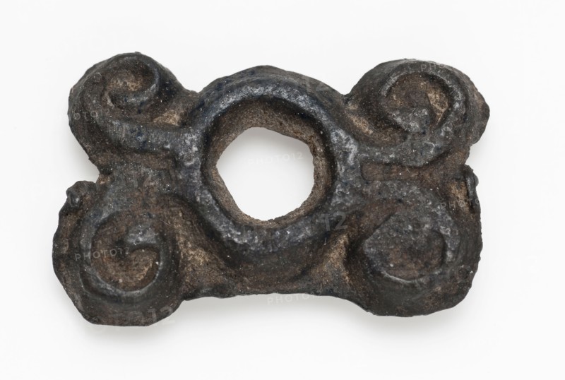 Small pewter batter for leather with round hole in the middle, curling in relief, batter ground find tin lead metal, cast Small
