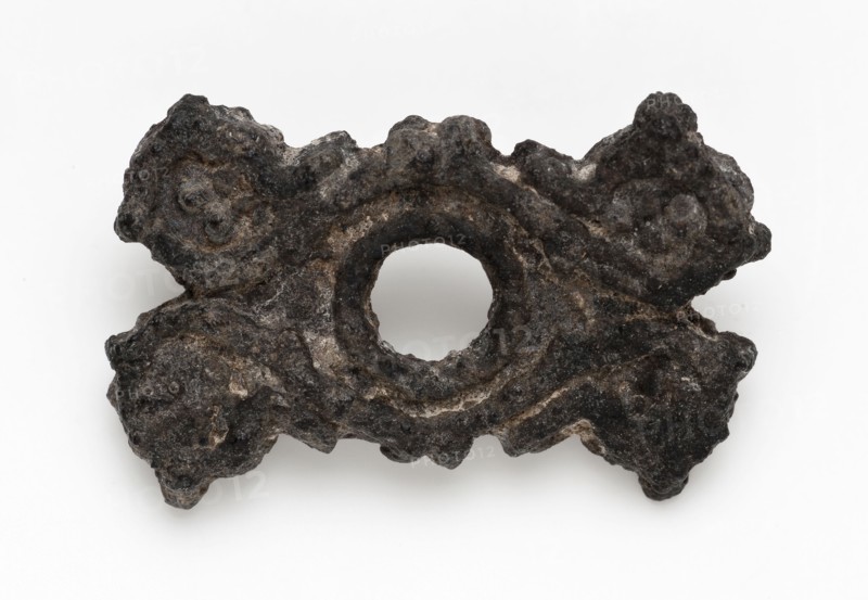 Small pewter batter for leather with round hole in the middle, curling in relief, batter ground find tin lead metal, cast Small