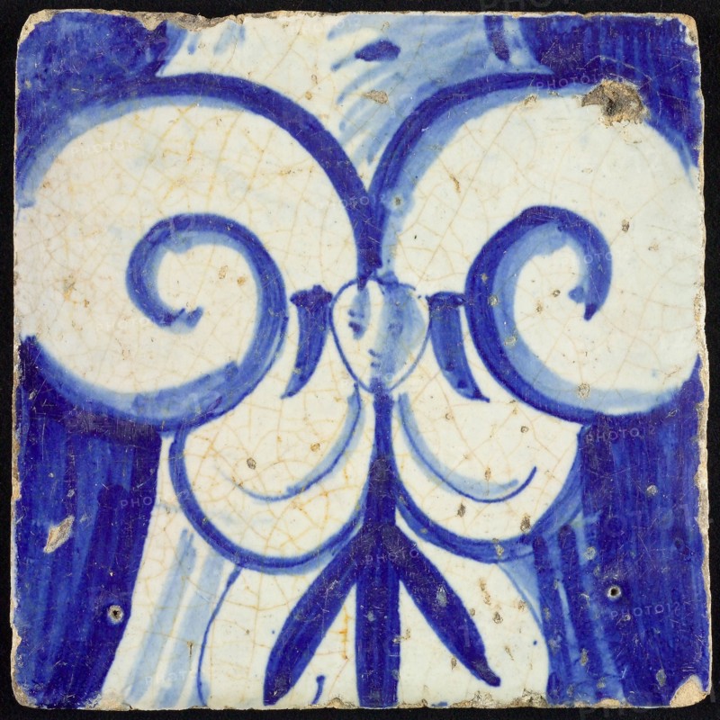 Tile of chimney pilaster, blue on white, part of column with curly ornament with central mask, chimney pilaster tile pilaster