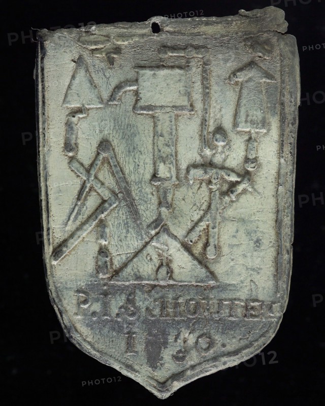 P.I. Schouten, Roof bonnet, shield-shaped cover plate with P.I. Schouten and various leader tools, bollard lead mark lead metal