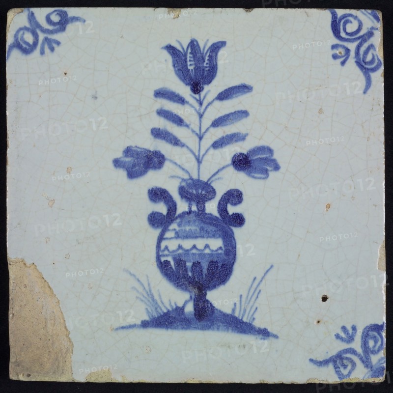 Tile, flower pot on piece of ground, blue decor on white ground, corner filling ox's head, wall tile tile sculpture ceramic