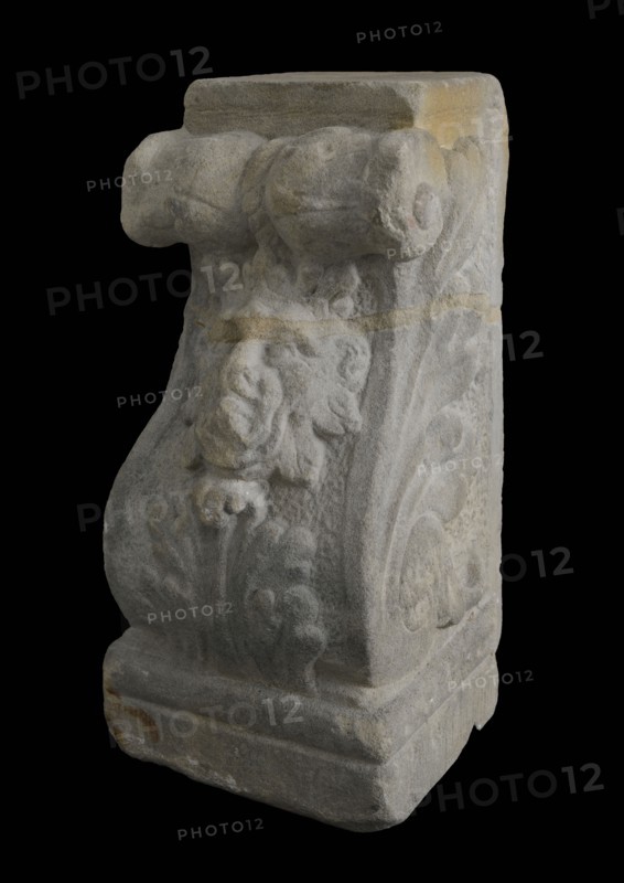 Basement with saterkop and leaf motifs, basement ornament building component sandstone stone, sculpted Inverted baluster-shaped