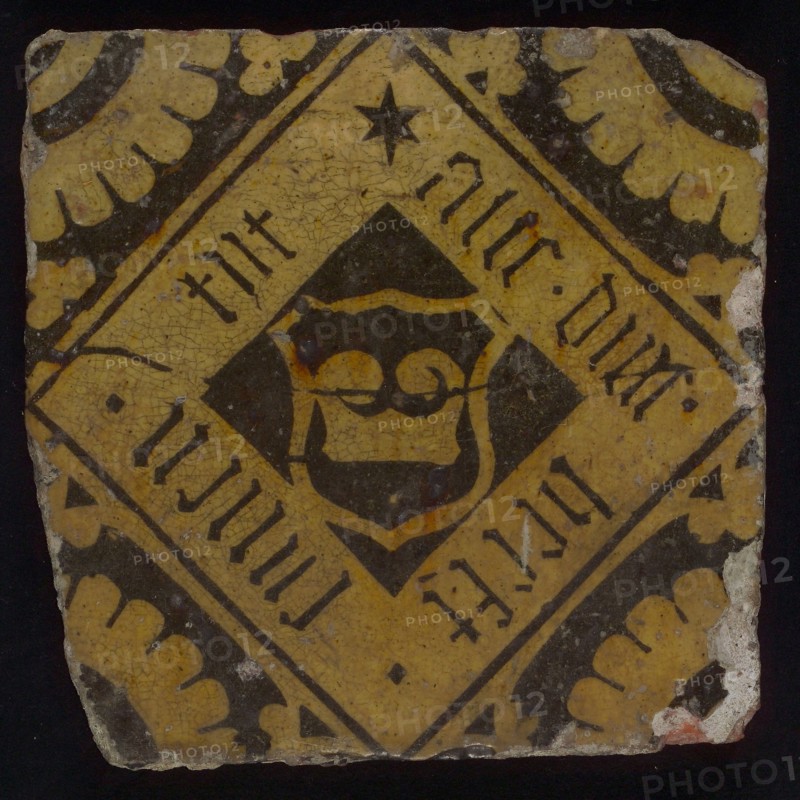 Heraldic tile, floor tile in dark brown and white, overhoekse ruit with coat of arms, wide edge gothic inscription, corner motif