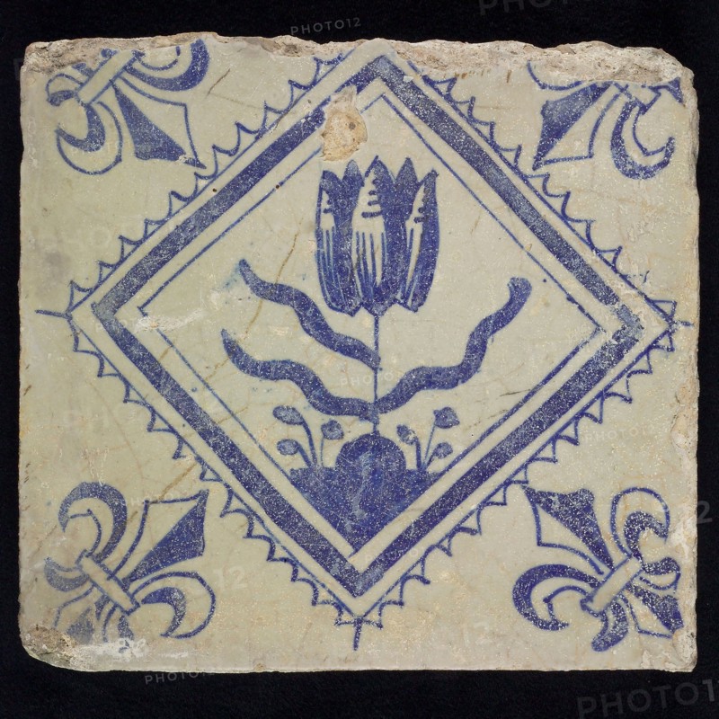GG, Flower tile with tulip in serrated square, blue decor on white ground, corner filling lily, marked, wall tile tile sculpture