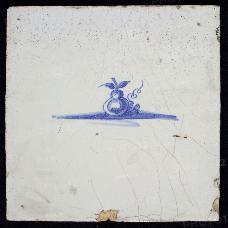 G, Scene tile with fruit, pear and grapes, blue decor on white ground, without corner filling, marked, wall tile tile sculpture