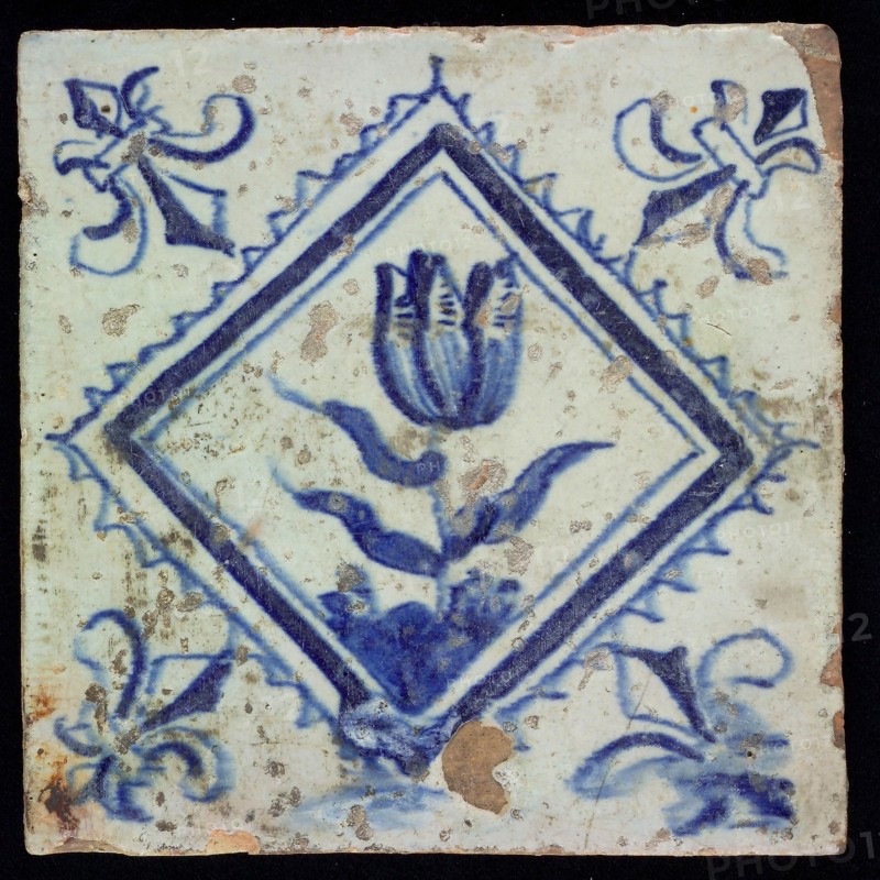 Flower tile with tulip in serrated square, blue decor on white ground, corner filling: lily, wall tile tile sculpture ceramic