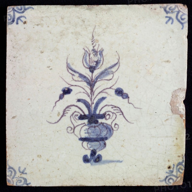 Flower tile with flower pot, blue decor on white ground, corner filling: ox head, wall tile tile sculpture ceramic earthenware