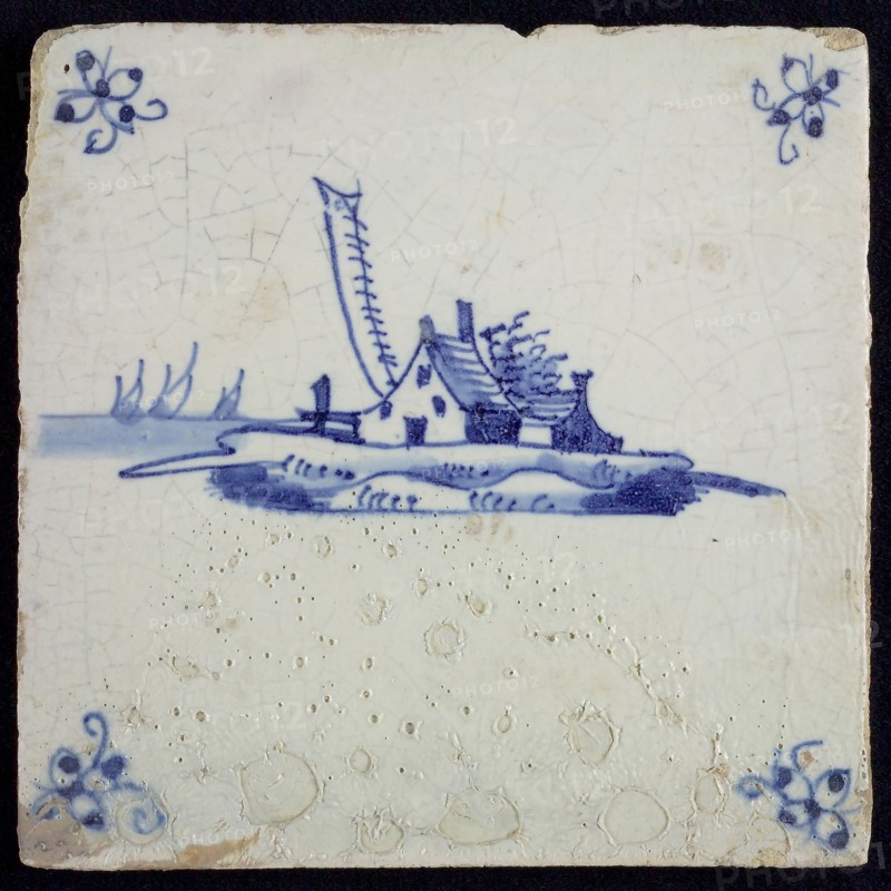 Scene tile with staff and staff house, blue decor on white ground, corner fill: spider, wall tile tile sculpture ceramic