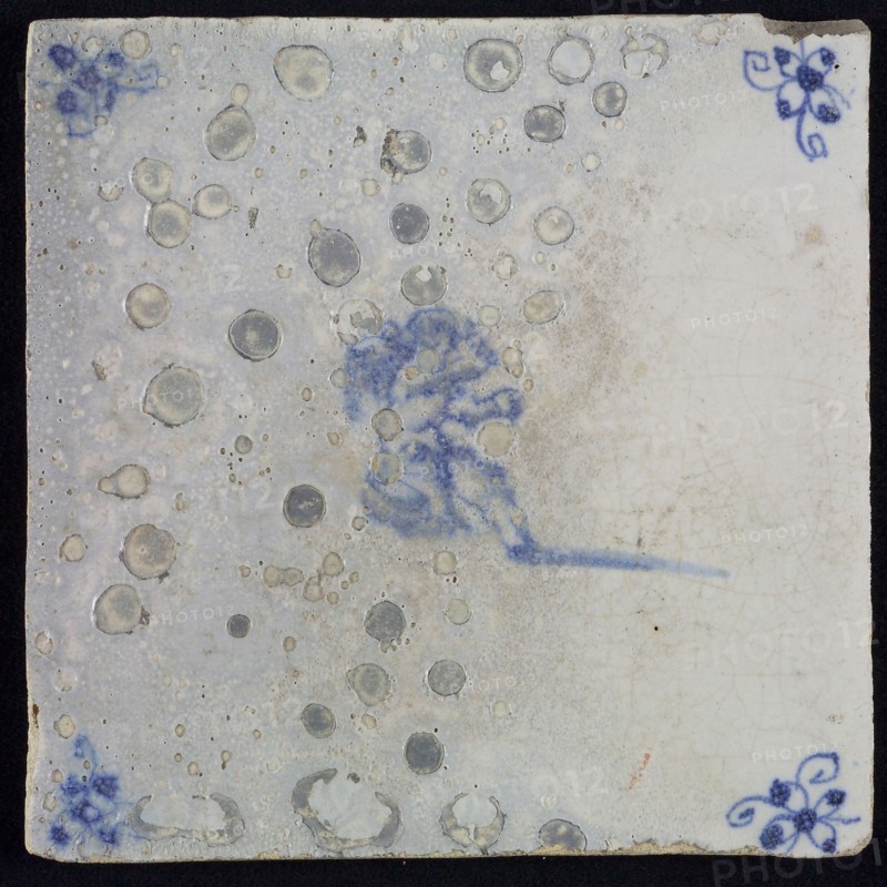 Figure tile with sitting angel or putto, blue decor on white ground, corner filling: spider, wall tile tile sculpture ceramic
