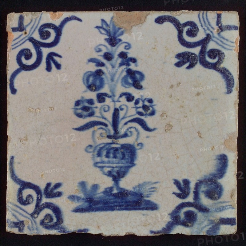 Flower tile with large flower pot, blue decor on white ground, corner filling: ox head, wall tile tile sculpture ceramic