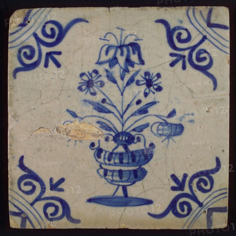 Flower tile with large flower pot, blue decor on white ground, corner filling: large ox head, wall tile tile sculpture ceramic