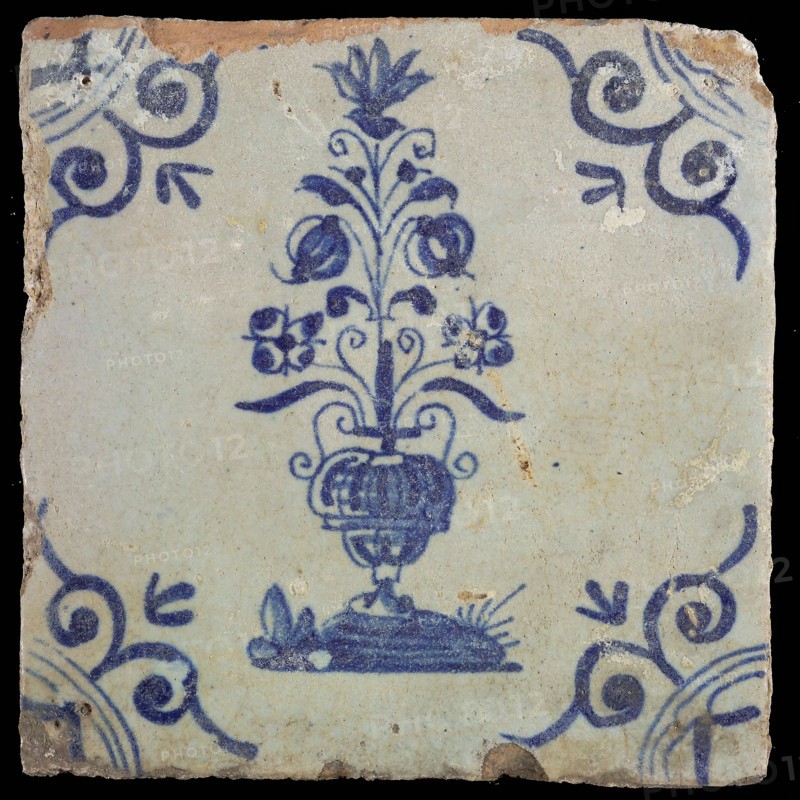 IP, Flower tile with large flowerpot, blue decor on white ground, corner filling: large ox head, wall tile tile sculpture