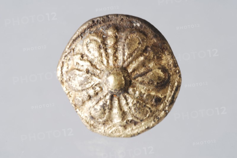 Metal button, decorated with rosette, knot clothing accessory clothing soil find copper brass metal, cast Metal knot decorated