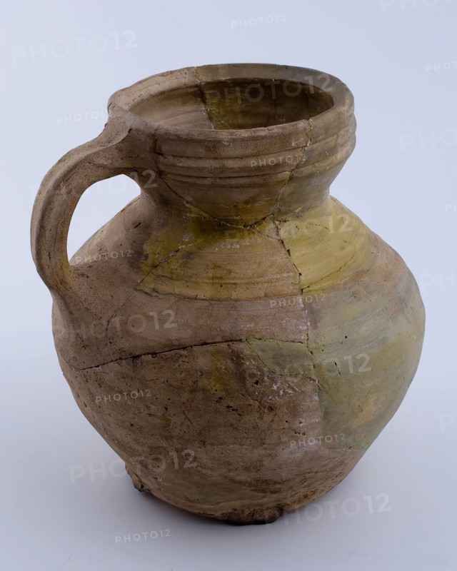 Andenne jug fitted to four standfins, jug crockery holder soil find ceramic earthenware glaze, hand-turned glazed fried Andenne
