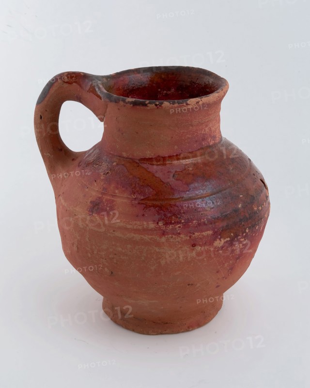 Red earthenware jug placed on stand, jug crockery holder soil find ceramic earthenware glaze lead glaze, hand-turned glazed