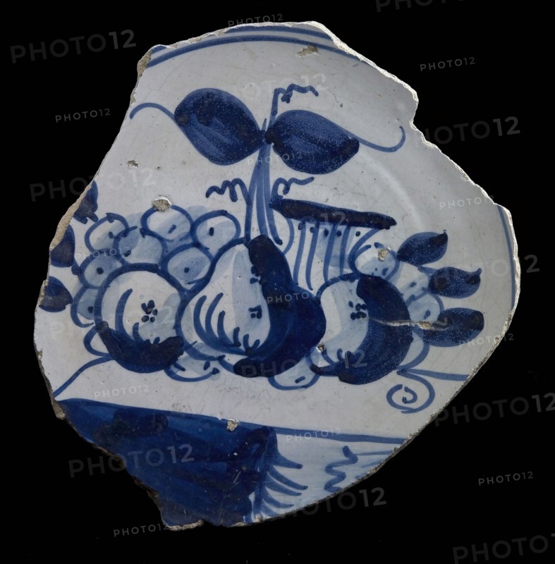 Soul of majolica dish, on which table with fruit, blue decor, dish crockery holder soil find ceramic earthenware glaze lead