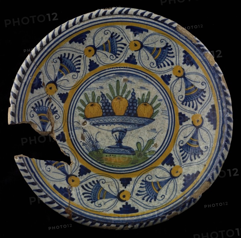 Majolica dish with polychrome decor, fruit bowl in the mirror, plate crockery holder soil find ceramic earthenware glaze tin