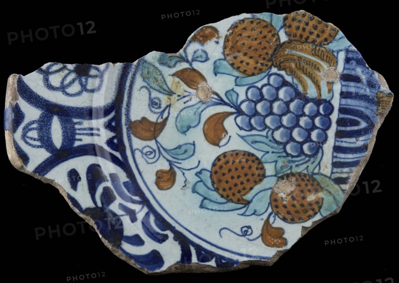 Fragment majolica dish with polychrome fruit, rim in Wanli style, dish plate crockery holder soil find ceramic earthenware glaze